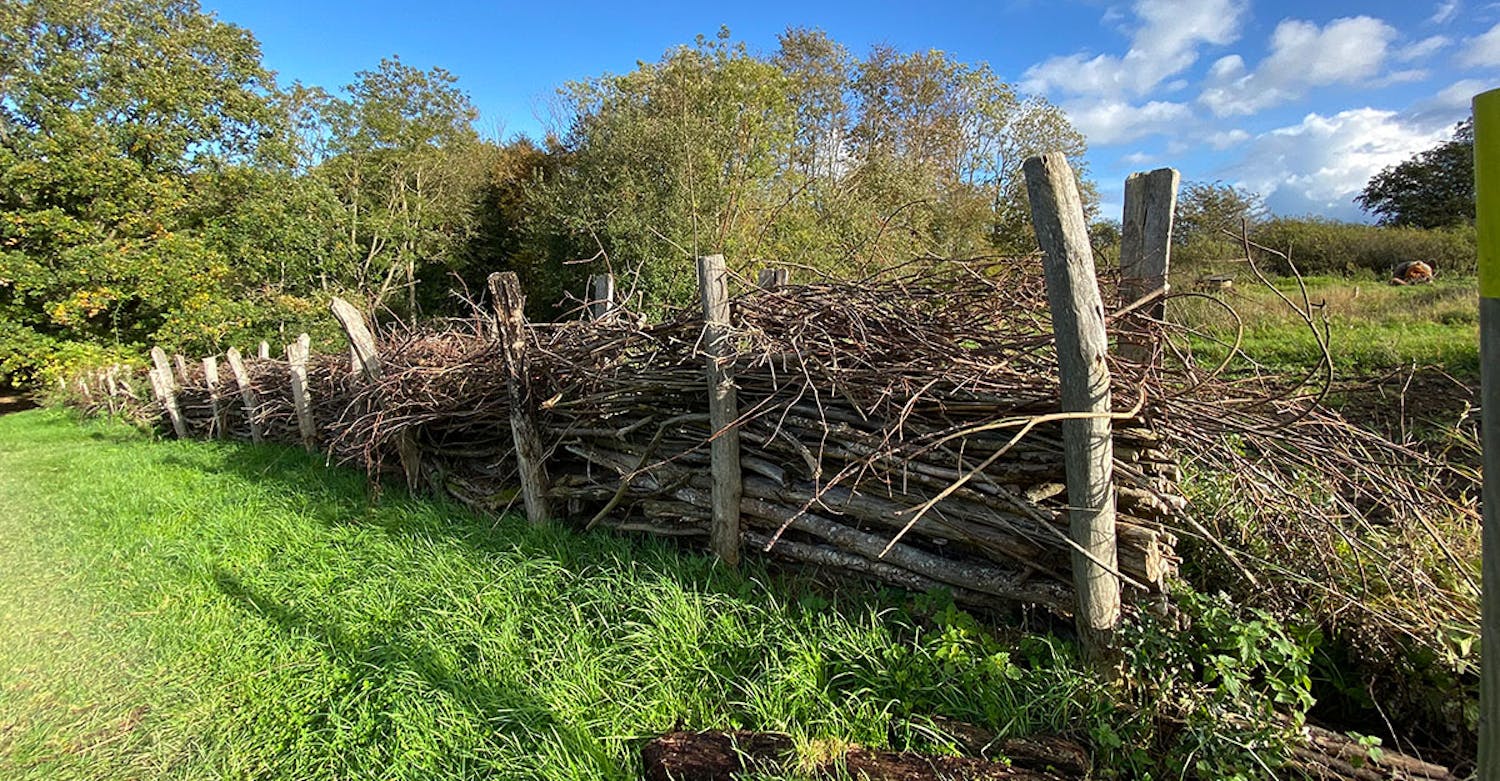 Färdigt risstaket med stora trästolpar Färdigt risstaket med stora trästolpar